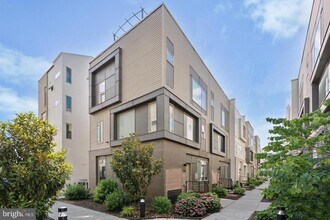 Building Photo - 2128 Kensington Walk