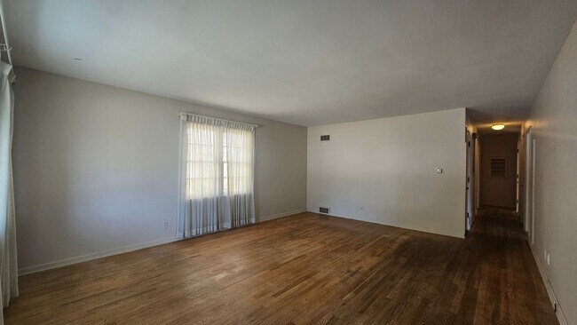 Foto del edificio - Mid Century 3 Bedroom