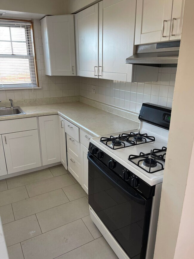 Foto del edificio - 6401 N Troy St