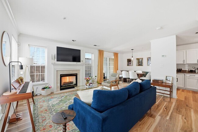 Foto del edificio - Enjoy the ease of condo style townhome living in this bright and inviting end unit.