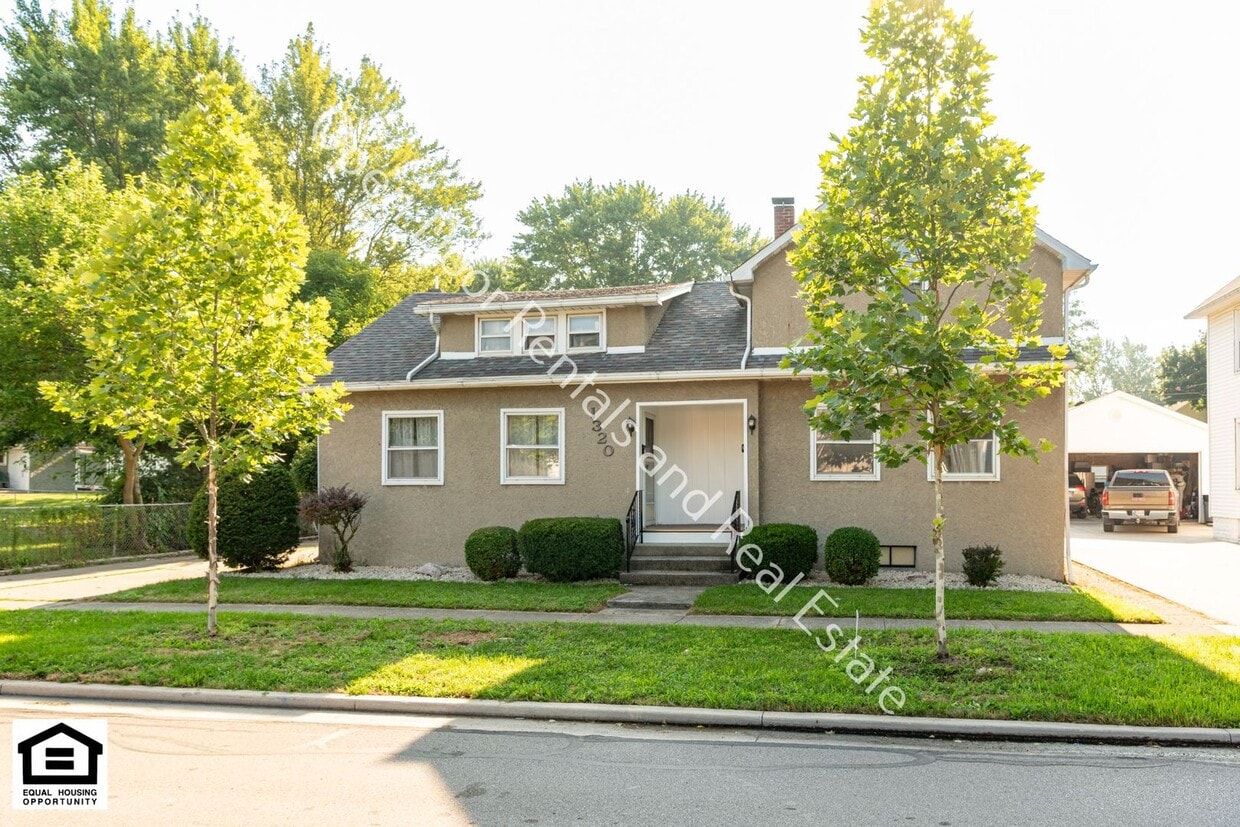 Primary Photo - 1320 S Van Buren St