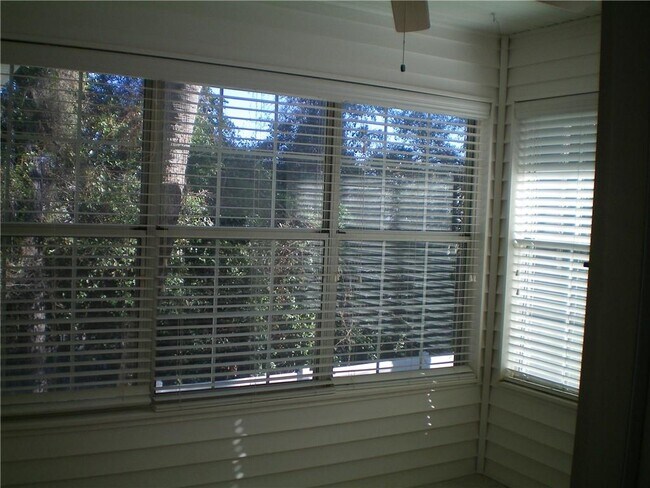 Building Photo - 508 S Island Square Dr