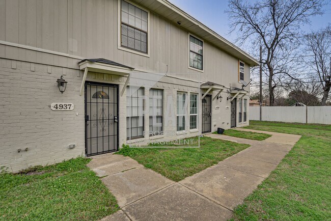 Foto del edificio - Prime Location Townhome Offer: 60% off the...