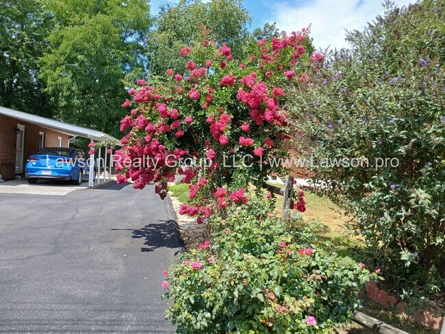 Foto del edificio - One Level Living- Beautifully Landscaped Yard and Attached Carport