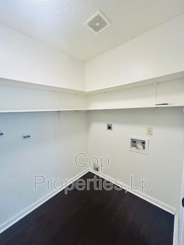 Foto del edificio - 7138 Valewood View