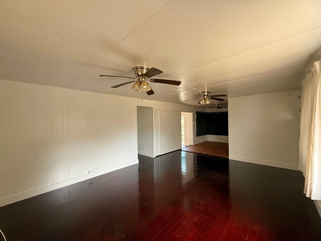 Foto del edificio - Partially Renovated 3 Bedroom / 2 Bathroom Main House – 1,400 Sq Ft