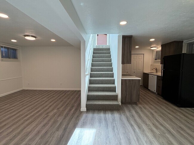 Foto del edificio - Upgraded Downstairs Duplex w/ Large Backya...