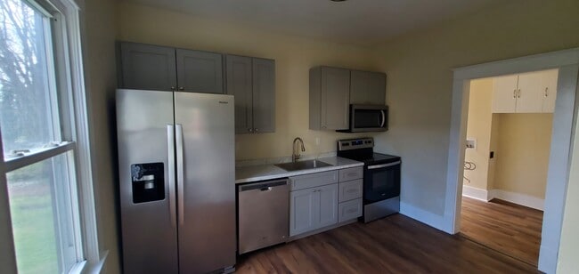 Building Photo - 515 W Magnolia Ave