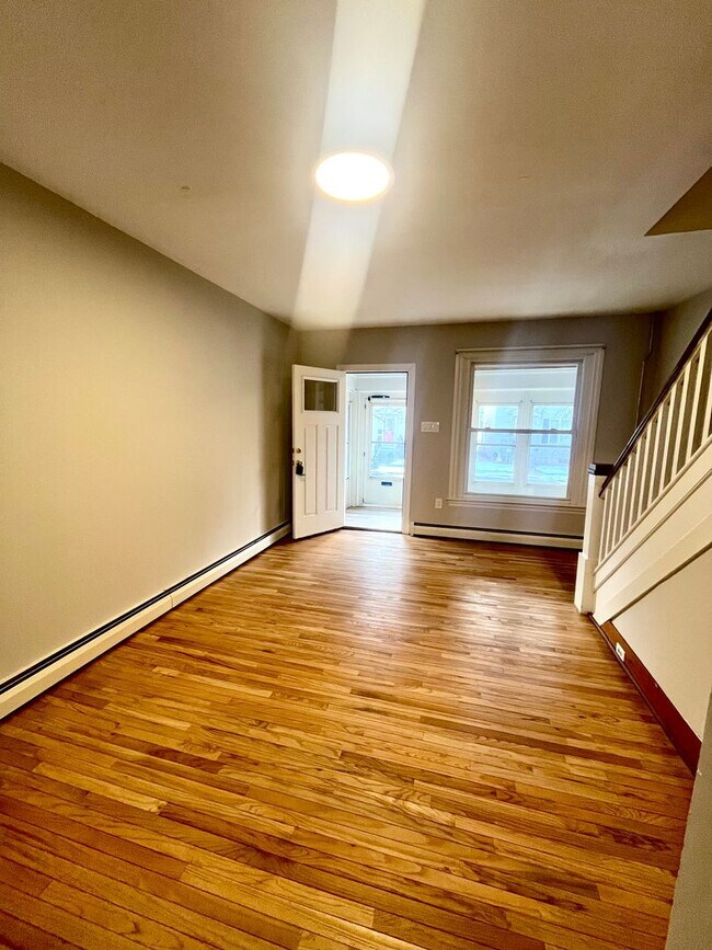 Foto del edificio - Spacious 4 Bedroom Home Available Now!