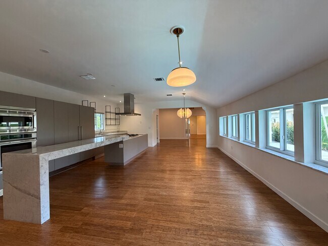 Building Photo - 621 W Dilido Dr