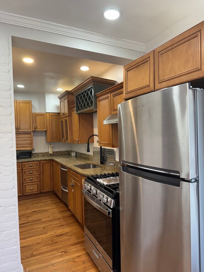 Foto del edificio - 703 Hamilton St NW