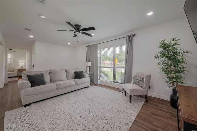 Foto del edificio - 8057 Ridgeview Dr