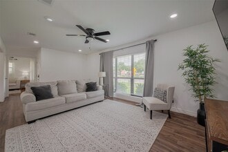 Building Photo - 8057 Ridgeview Dr