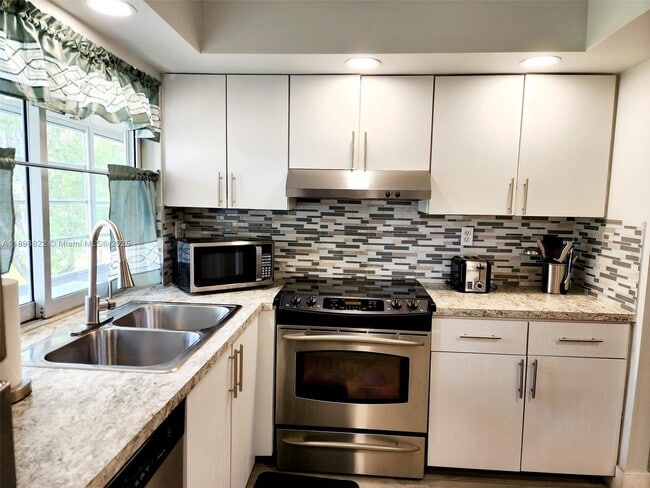 Building Photo - 9101 Lime Bay Blvd