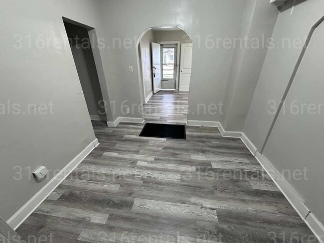 Building Photo - $825 - 2 bedroom/ 1 bathroom - Single Fami...