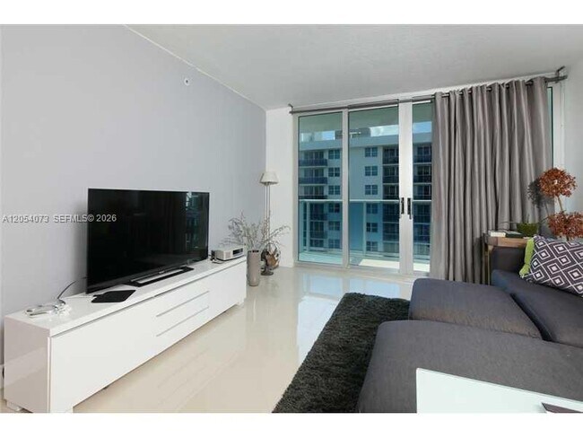 Foto del edificio - 7501 E Treasure Dr