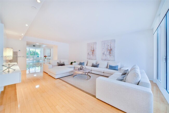 Foto del edificio - 789 Crandon Blvd