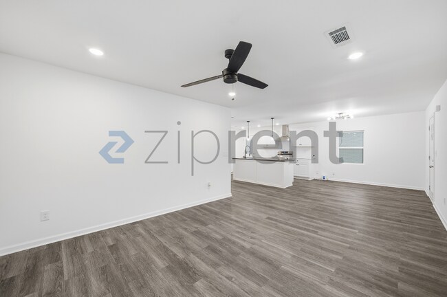 Building Photo - Unit