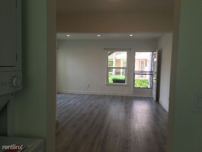 Building Photo - 2 br, 1 bath Apartment - 947 W. Glenoaks Bl.