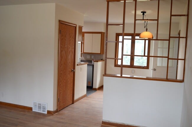 Building Photo - 425 Mineau Pky