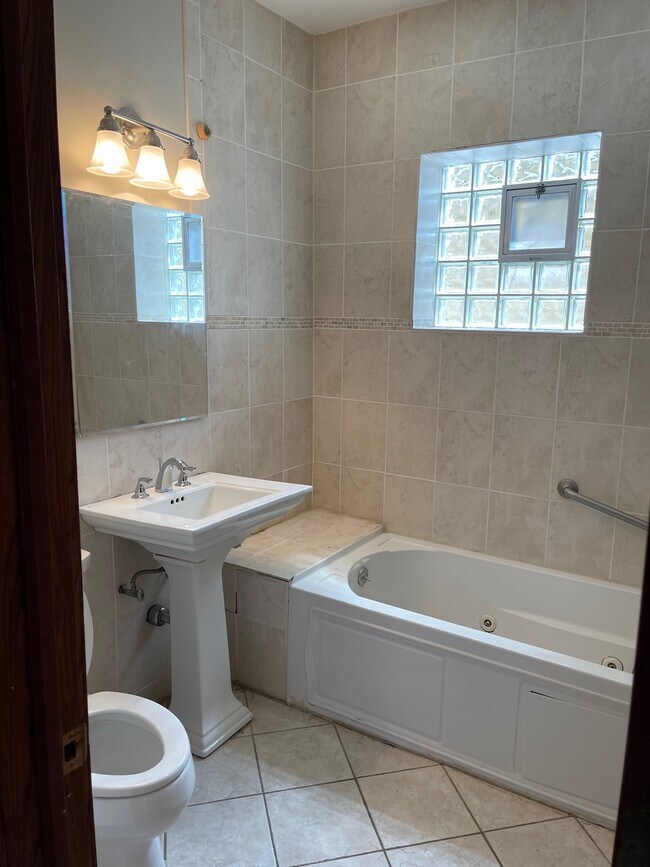 bathroom - 4045 N Leamington Ave