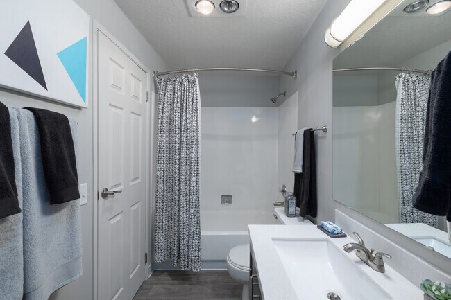 2BR, 2BA - 1,120SF - Skyview 3322