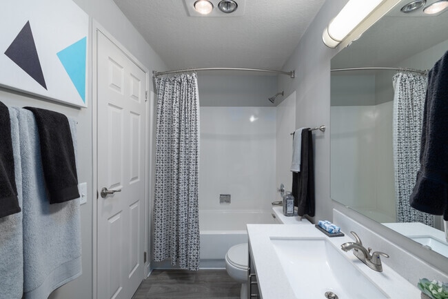 2BR, 2BA - 1,120SF - Skyview 3322