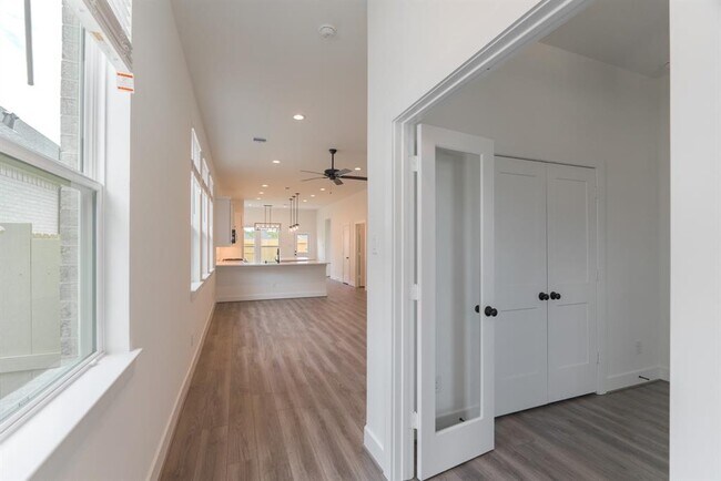 Building Photo - 10726 Pine Pink