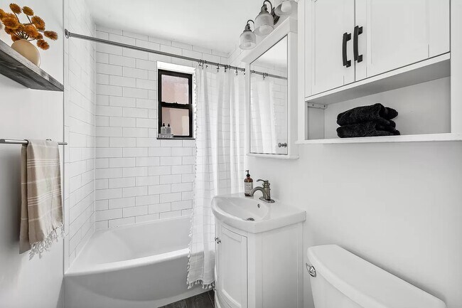 Building Photo - 160 W 85th St