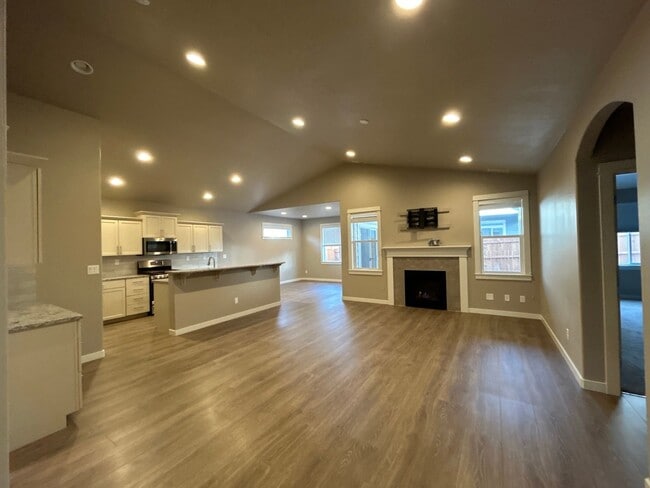 Building Photo - 3 Bedroom / 2 Bathroom Single Level Home i...