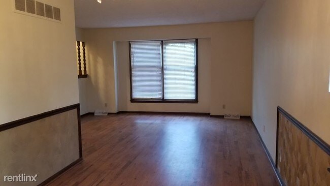 Building Photo - 4 br, 2.5 bath House - 1905 E 151st Ter