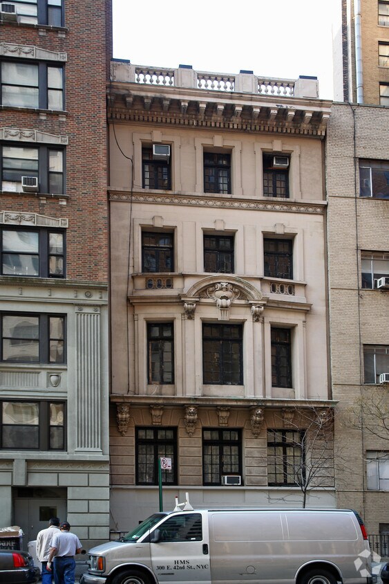 Building Photo - 30 W 72nd St