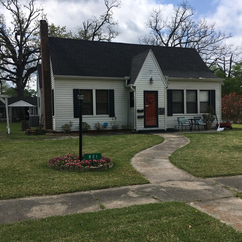 front house and yard - 821 Mantooth Ave