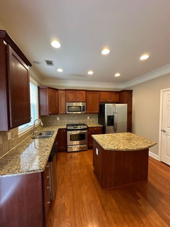 Building Photo - Updated 3BR/3.5BA Townhome with Pool Acces...