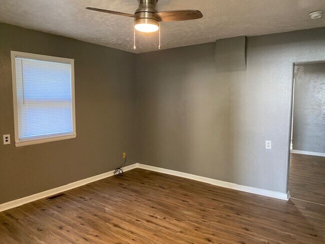 Foto del edificio - COMING SOON! Charming 2 Bedroom Home