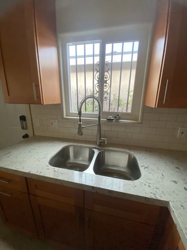 Building Photo - 4bd 2 ba House Available For Rent