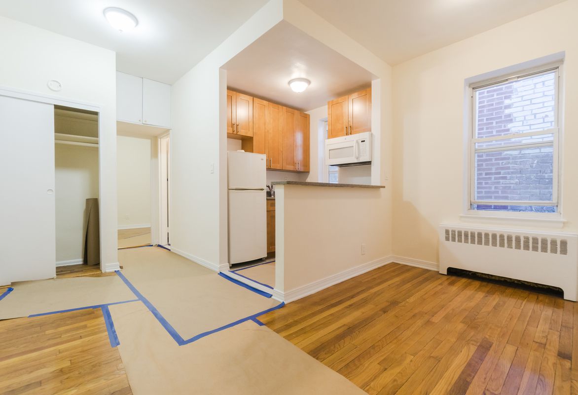 Primary Photo - 133 E 83rd St