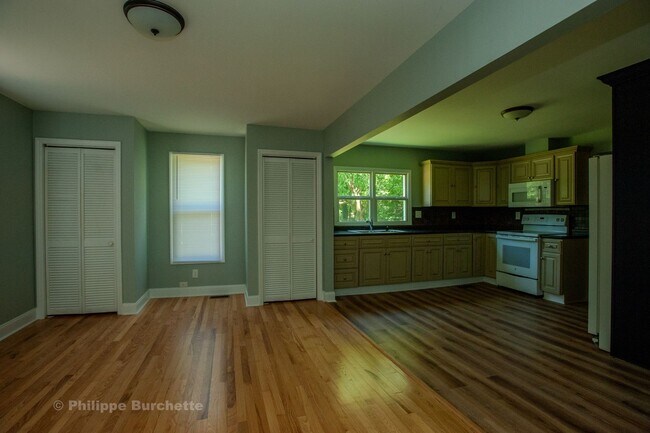 Building Photo - $1,300 – 3-bedroom, 2-bathroom house in Ro...