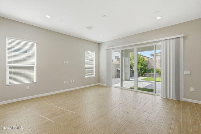 Building Photo - 5028 E Shady Glen Ave