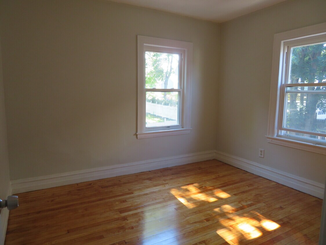 Building Photo - 696 Main St