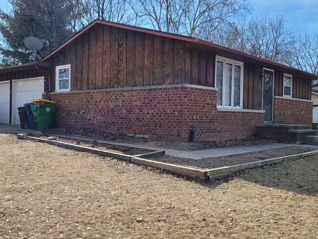 Building Photo - 2461 He Nis Ra Ln