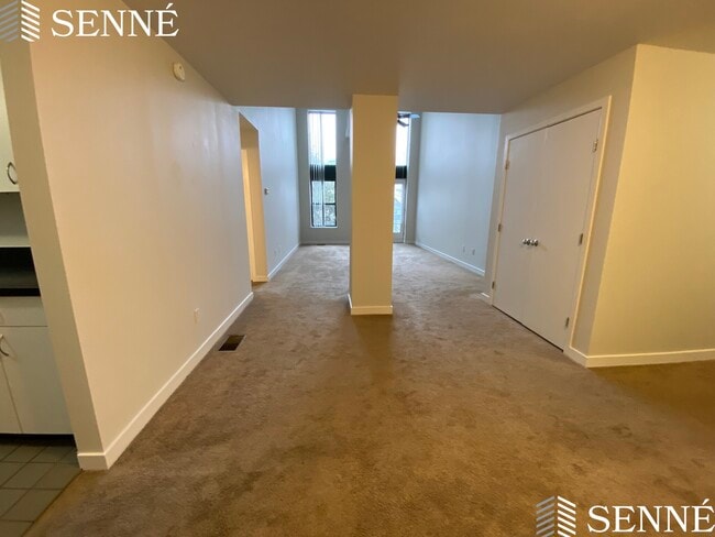 Building Photo - 218 Thorndike St
