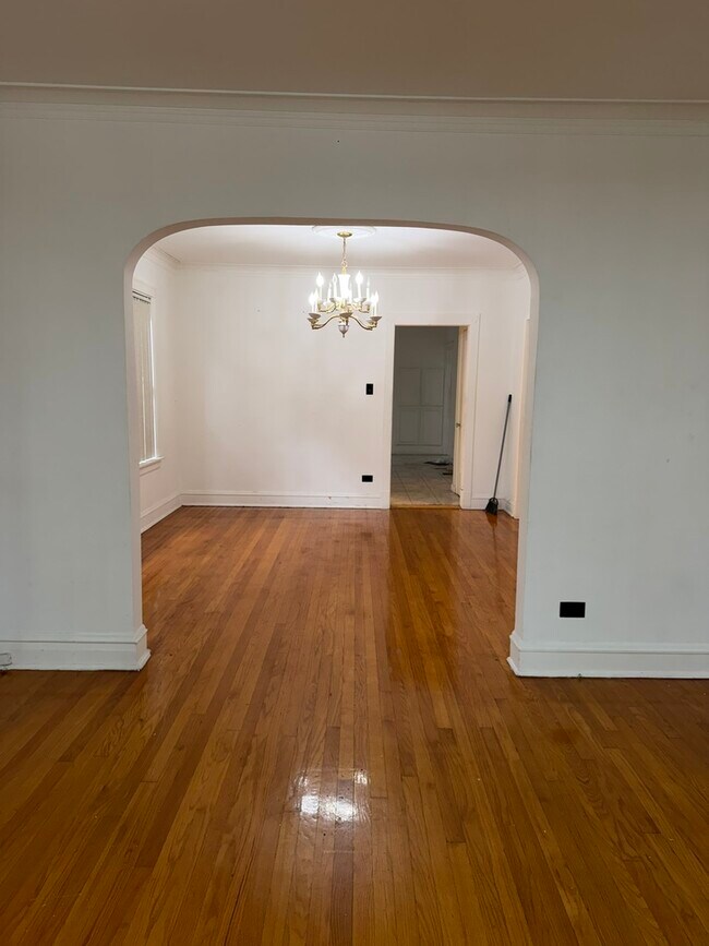Building Photo - 3010 N Linder Ave