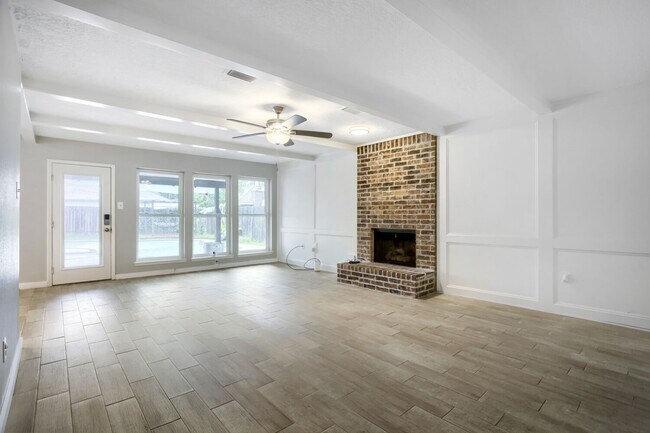 Foto del edificio - 3734 Blue Lake Dr