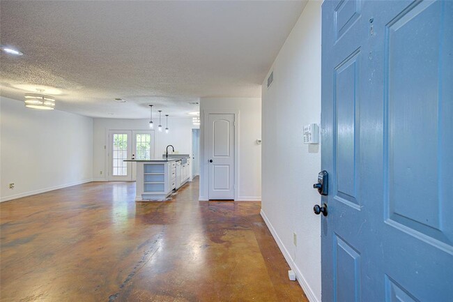 Building Photo - 700 Castle Ridge Rd
