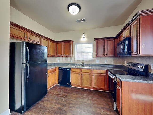 Foto del edificio - 3021 Community Cir