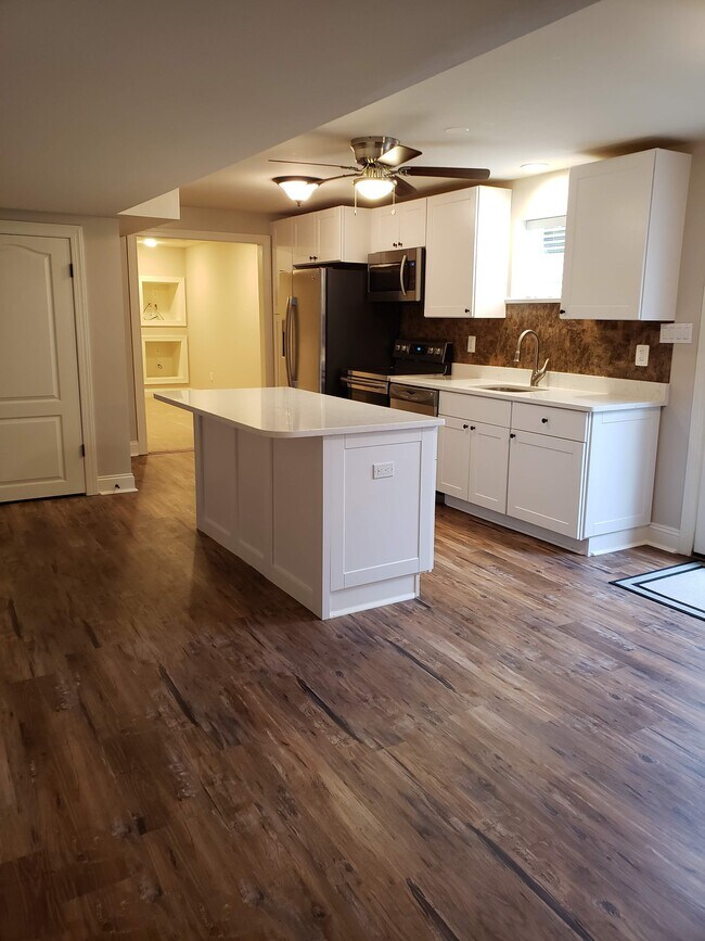 Cocina, Island - 6807 Meridian Court