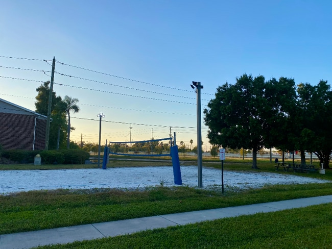 Foto del edificio - 1400 Gandy Blvd N