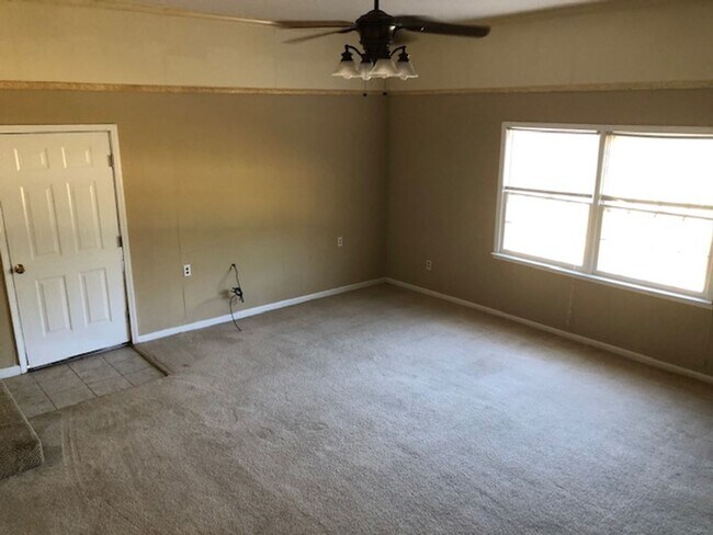 Building Photo - 3 Bedroom 1.5