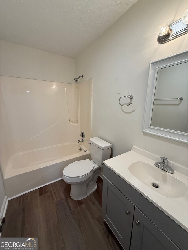 Building Photo - 160 W Paces Dr